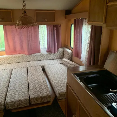 V Karavanu مكان تخييم